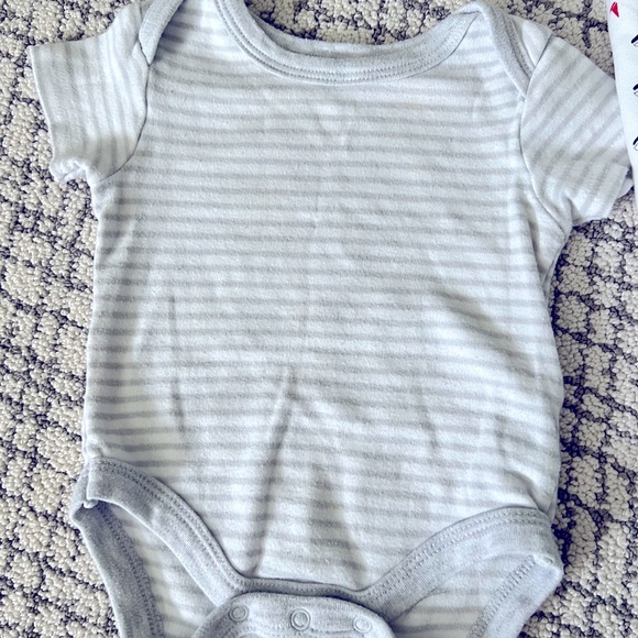 Bundle of 5 Bodysuits - Picture 5 of 5